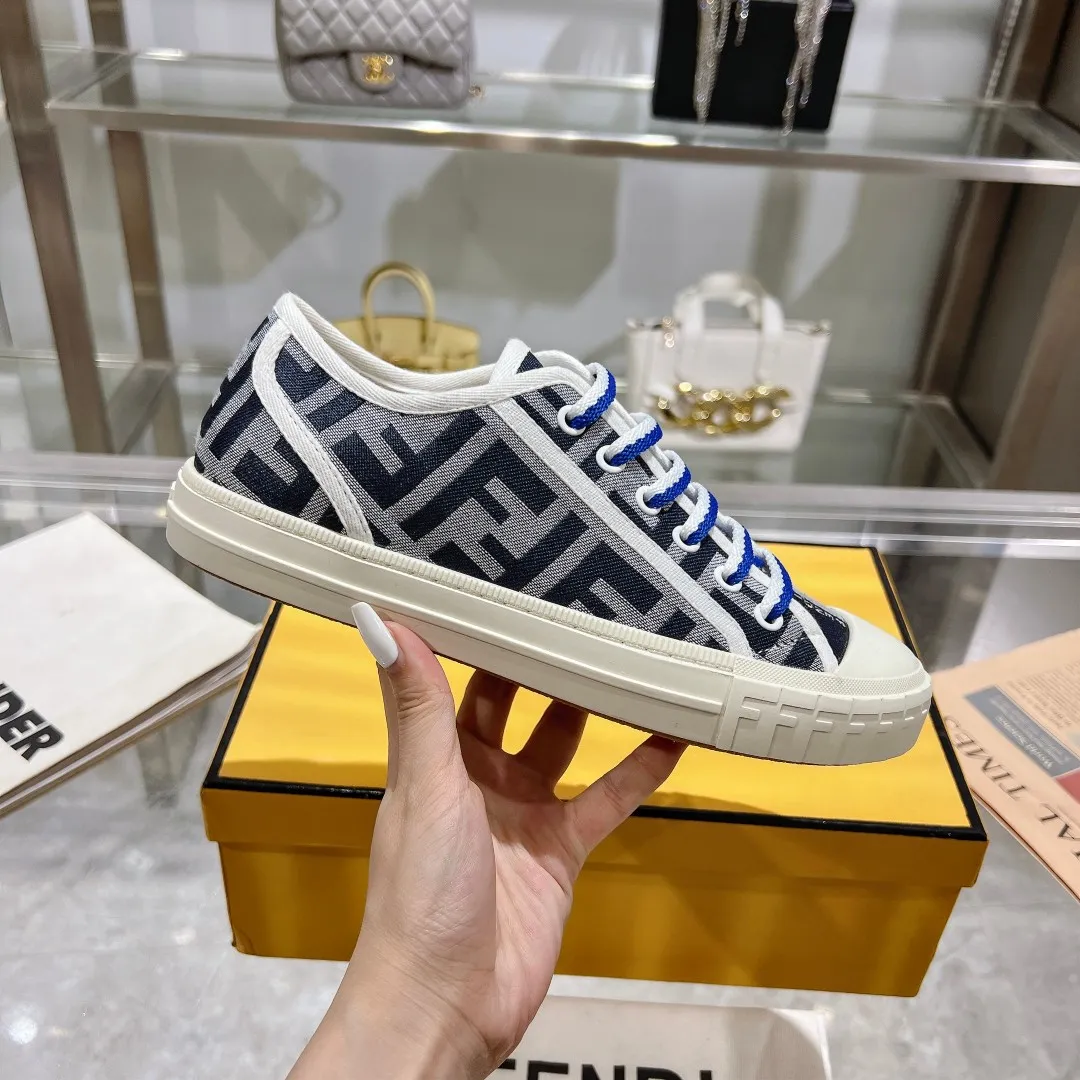 Couple style 💰460❤️Fendi Fendi's latest couple canvas shoes ❑ Fabric: Original customized imported jacquard canvas material ❑ Inner lining: Imported canvas material ❑ Sole: Original molded non-slip TPU outsole ❑ Bottom thickness: 2.5cm ❑ Size: Women's 35-40/Men's 39-45